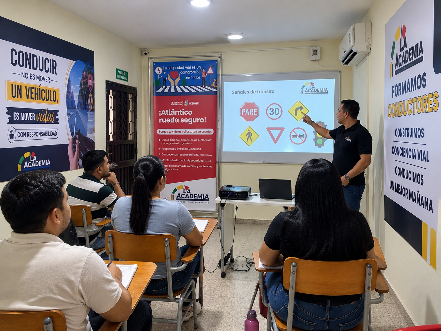 Clase teórica de señales de tránsito en La Academia